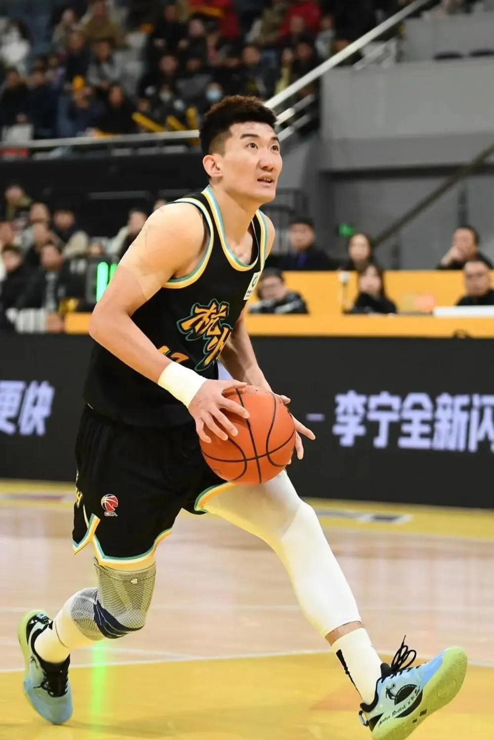 广东队轻取浙江队,范弗利特统治全场 广东队轻取浙江队,范弗利特统治全场