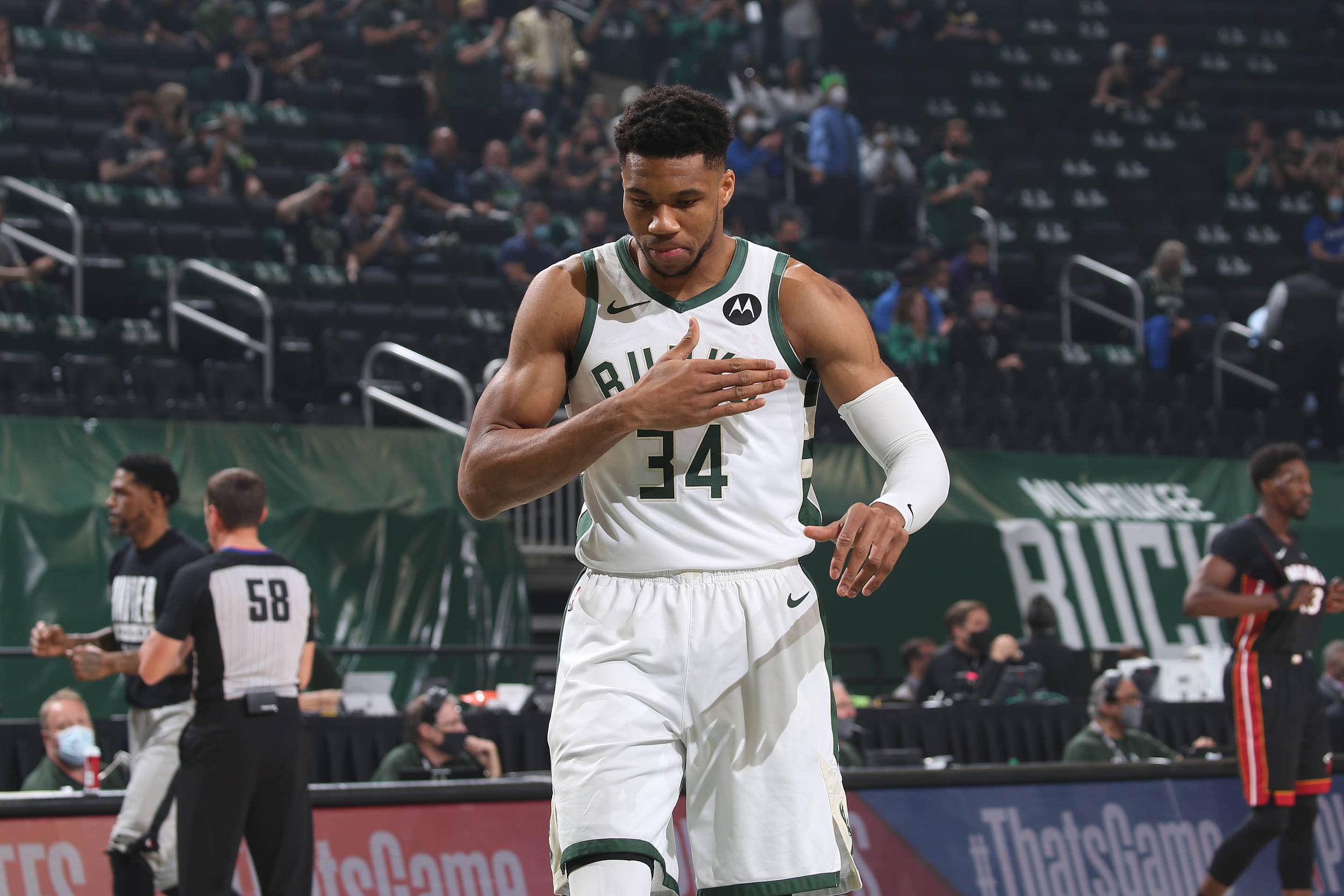 开云在线直播-新疆队翻盘湖人，字母哥惊艳四座