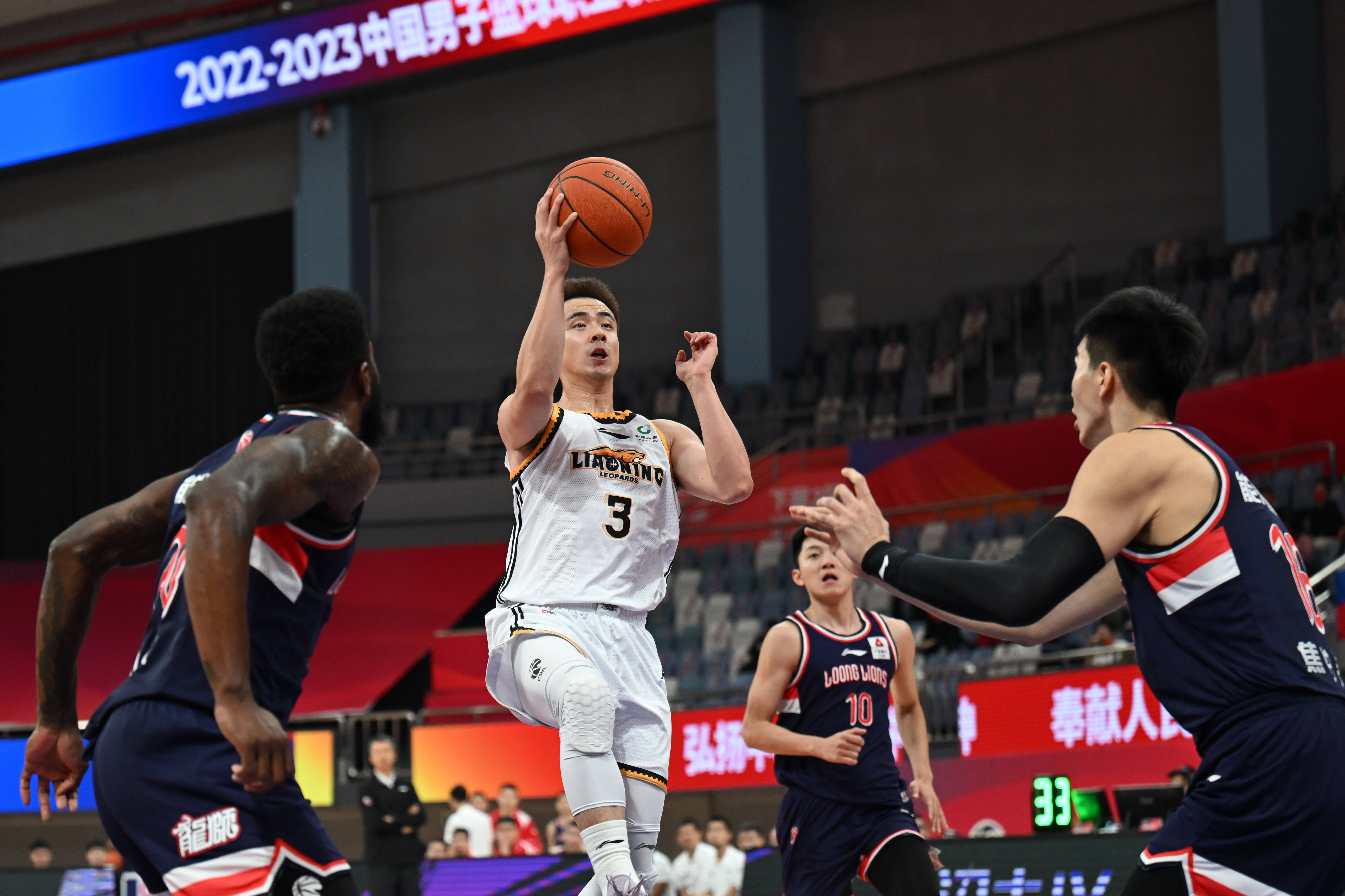 辽宁男篮全力以赴迎战山东队