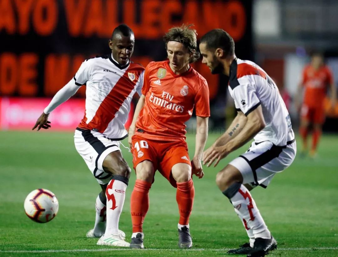 开云平台-巴列卡诺客场夺分，排名逐渐上升